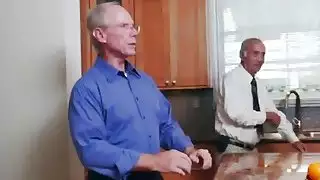 مولي يتلقى الديك القديم في العضو التناسلي النسوي محلوق على الأريكة