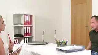 شقراء مثير aganet الانفجارات مسمار في الصب