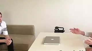 عامل الجبهة يجلس الشاب في المكتب