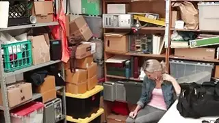 شقراء shoplifter يحصل على ما يعاقب بشدة من قبل شرطي قرنية