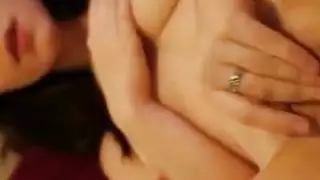 فتاة حلوة بالإصبع نفسها