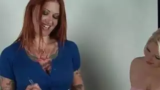 أحمر مجرفة يلعق ويمص الثدي شقراء