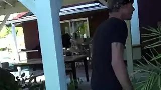في سن المراهقة يلعب مع ديك