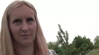 الانفجارات شقراء مفلس للنقد في الهواء الطلق