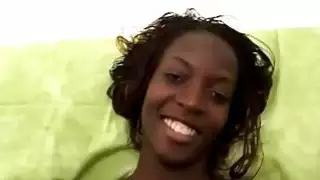 اضطر أفريقي فاتنة لامتصاص الديك الأبيض الثقيل في مشاهد بوف الكمال