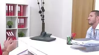 الرجل النحيف يحفز وكلاء cockinto كبيرة العضو التناسلي النسوي