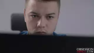 نيكولا بنت شيري على مكتب مكتبه وحفر لها بجد