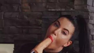 لص في ملابس اللاتكس يحصل على الوجه -