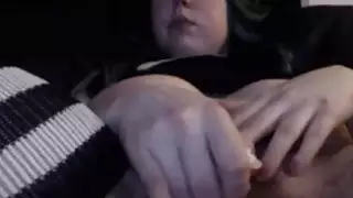 امرأة سمراء في سن المراهقة مع كس كبير شعر في كام