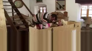 في سن المراهقة خجول مع الأقواس وغرفة خلع الملابس الثلاثي المرة الأولى يائسة