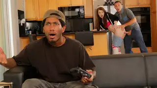 الذهاب وراء ظهر BF لها لكبير الديك