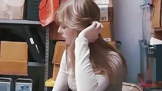 السارق شقراء جميلة تحصل على ما تستحقه