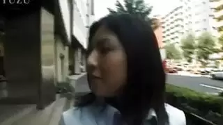 Hiiragi ومضات لها الثدي وجمل في الأماكن العامة على الجسر