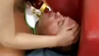 يلعب فاتنة الكبار مع زجاجة بينما الحصول على assfucked من قبل الأم جوديت المشاغب