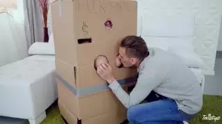 Makeshift كرتون Gloryhole