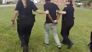 الشرطة النسائية القبض على جسد أسود وجعله لعق واحد منهم كس