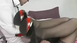 نحيف شقراء الانفجارات الناضجة الشباب المتأنق في غرفة النوم
