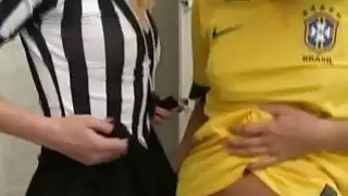لاعب برازيلي يصعد للحكم