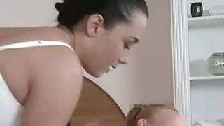 Masseuse التدليك النفط إلى شقراء مثير الطبيعي مفلس