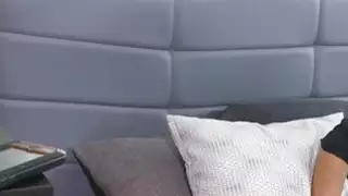يحصل خبطت الجبهة ميض مع هيئة ضيق في غرفة النوم