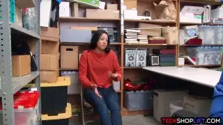 اللص الأسود في سن المراهقة مع غنيمة يحصل على القبض عليه من قبل شرطي مركز تجاري