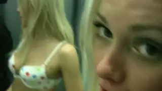 صديقتي عارية في غرفة القياس