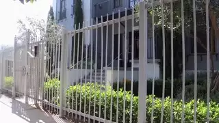 كارمن كالاواي ونيكي هارتس في خارج الشارع