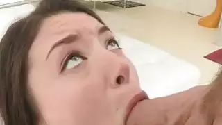 قصفت جميلة في سن المراهقة ديزي رمح ضخمة
