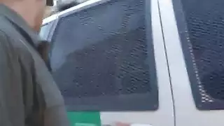 مهاجر رائع مارس الجنس في محطة ضباط الحدود