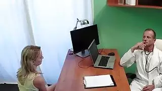 طبيب يأكل وينفجر المريض شقراء