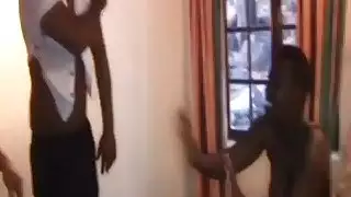 يحصل خبط الرقيق الأفريقية من قبل اثنين من سادة في السرير