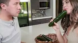 رايلي ريد هو أكل الخوخ والديك