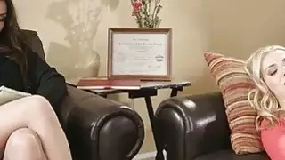 تنشر أليي ساقيها مفتوحة ، جاهزة لكارلا لوضع فمها في كل مكان