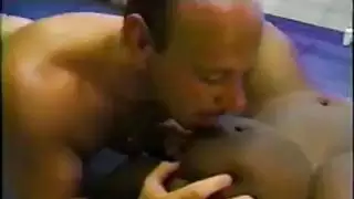 تمثال نصفي أسود BBW يحصل على الديك بقصف