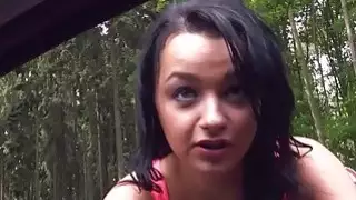 Daphne Klyde fucks a dude في الغابة لركوب إلى البيت