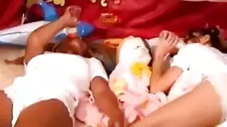 2 xyty 18yo lezzies ارتداء حفاضات كبيرة للعب لعبة سيئة