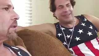 الرجال الوطنيون يمارسون الجنس مع بنات بعضهم البعض