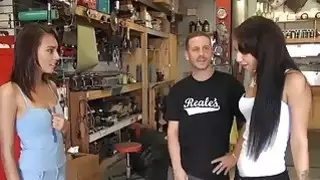 الكلبة ضيق ومضات الثدي وسكف في مقابل المال