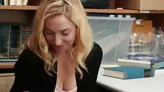 شقراء اللص زو باركر فضفاض خبطت لسرقة