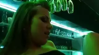 يسفك الكثير من الرحيق اللطيف أثناء الدوي