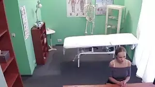 طبيب يحصل على اللسان من مريض مفلس