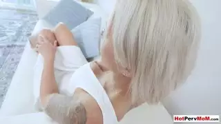 يمكن أن تمتص stepmom الجبهة بينما الزوج على الهاتف