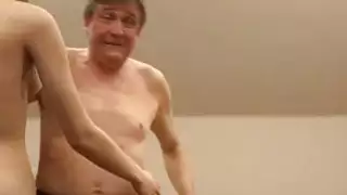 يواجه الرجل القديم جالسا صوفيا يفكر يجب أن يغير سلوكه