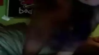 يعطي أحمر الشعر موشوم الرأس
