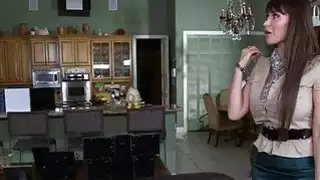 Stepmom مفلس يعلم فتاة في سن المراهقة بعض تقنيات سخيف