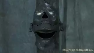 غادر الأخت مفلس دي على الأرض مع يديها مربوطة وأنبوب معدني ثابت في الفم