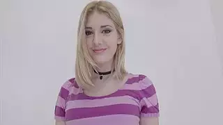 في سن المراهقة ضئيلة الملاعين نفسها