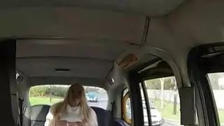كبير الثدي هواة شقراء راكب كس محشوة في سيارة أجرة