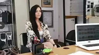 عشيق أسود يغوي امرأة سمراء متعرج ومطارق لها كس منتفخة في المكتب
