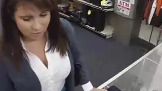نشرت زوجة حلوة الساخنة ساقيها للحصول على المال